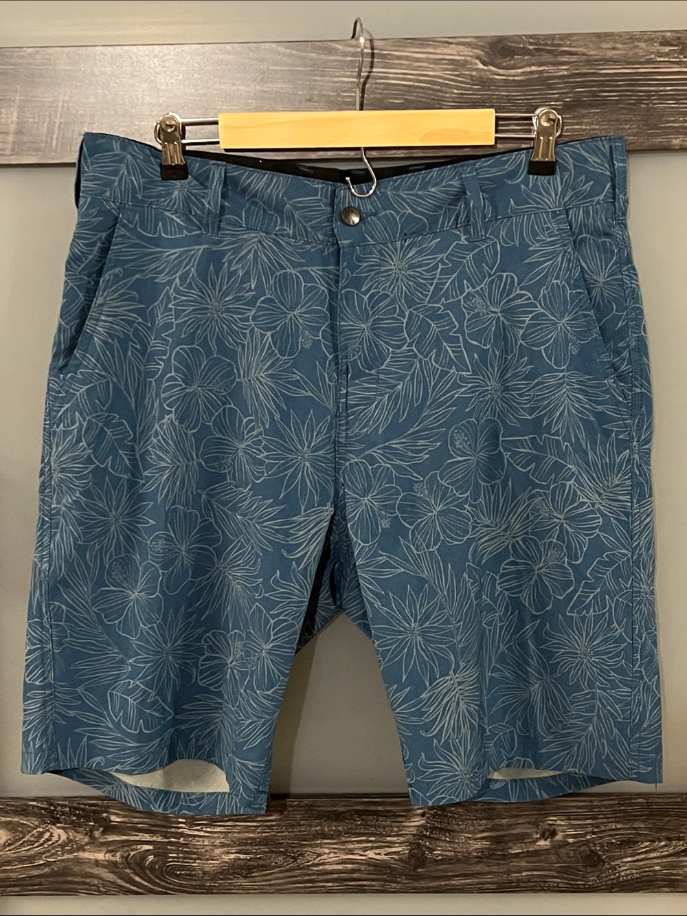 Men's Blue Floral Flat-Front Shorts